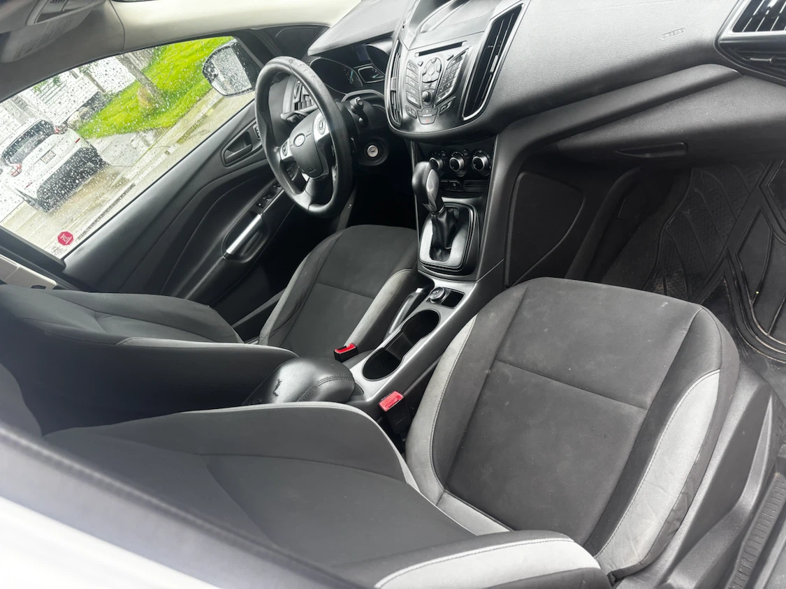 White Ford Escape SUV - photo 5
