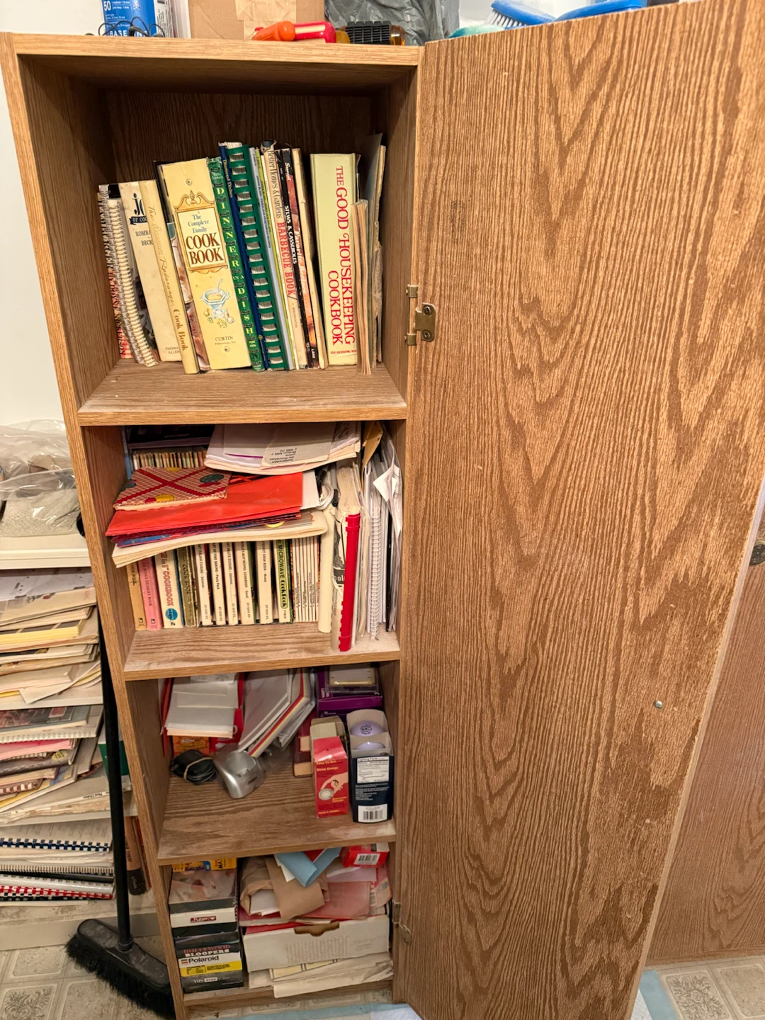 Wooden Bookcase with Cookbooks - photo 2