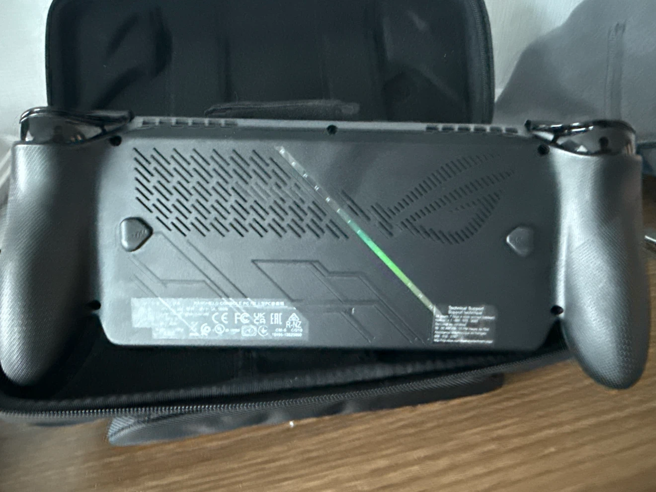 ASUS ROG Ally X 1TB + Official Carrying Case - photo 4
