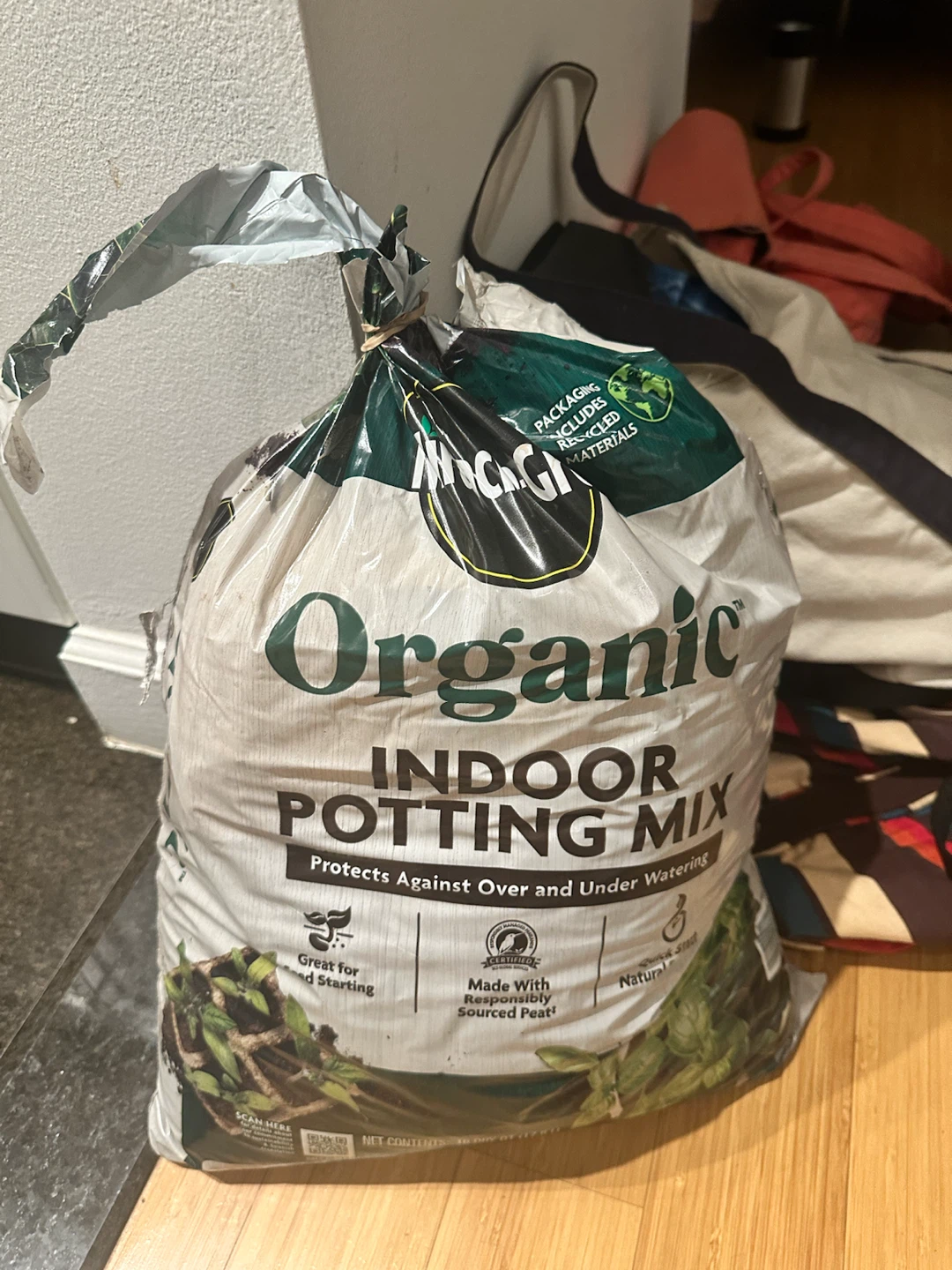 Miracle-Gro Organic Indoor Potting Mix, 16 qt.
