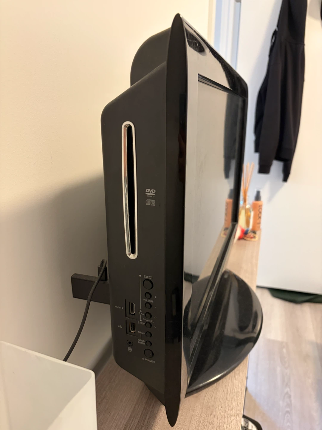 Toshiba TV with Built-in DVD Player (Pickup from 8/23〜9/4) - photo 2