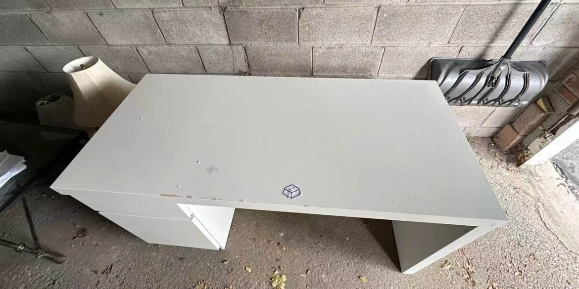 Moving sale - Ikea white desk (as is) - photo 2