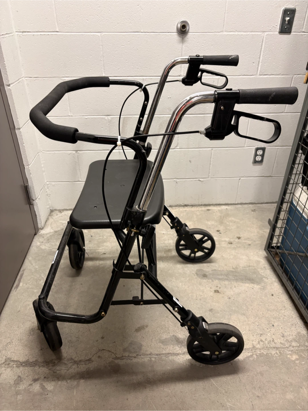 4-wheel rollator walker 400lbs capacity - photo 2
