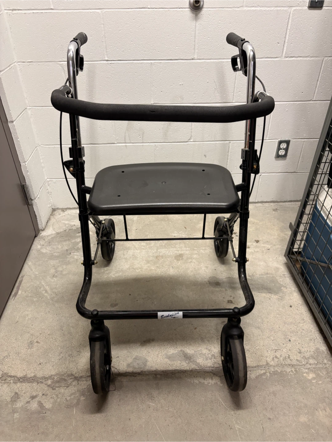4-wheel rollator walker 400lbs capacity - photo 3