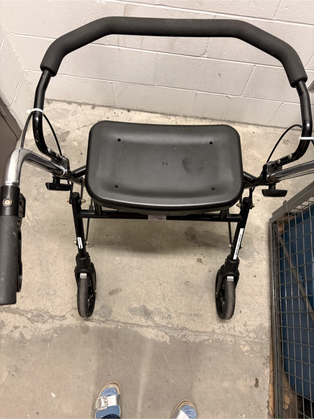 4-wheel rollator walker 400lbs capacity - photo 5