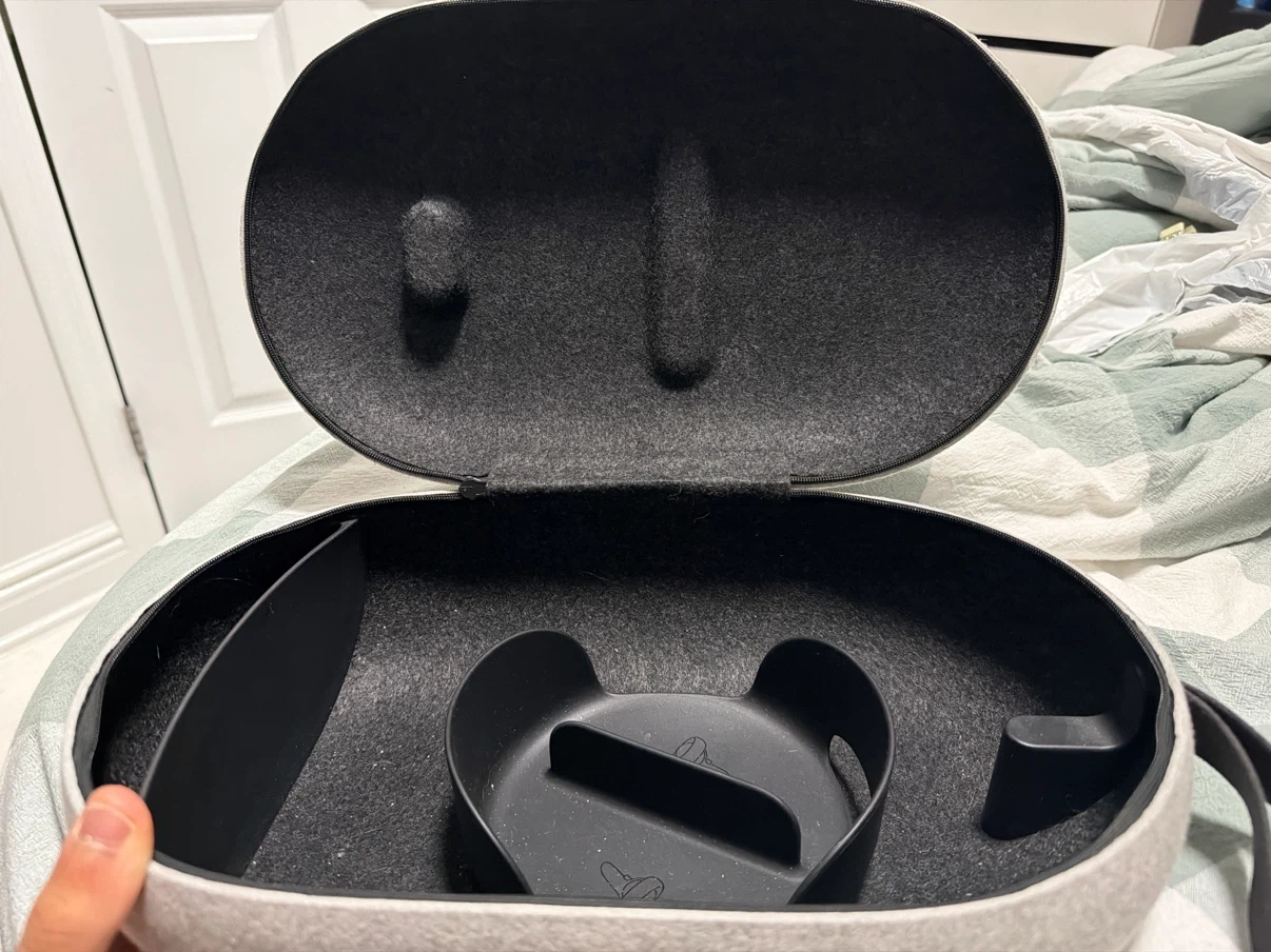 Meta Quest 2 VR Headset + Link Cable & Case - photo 3