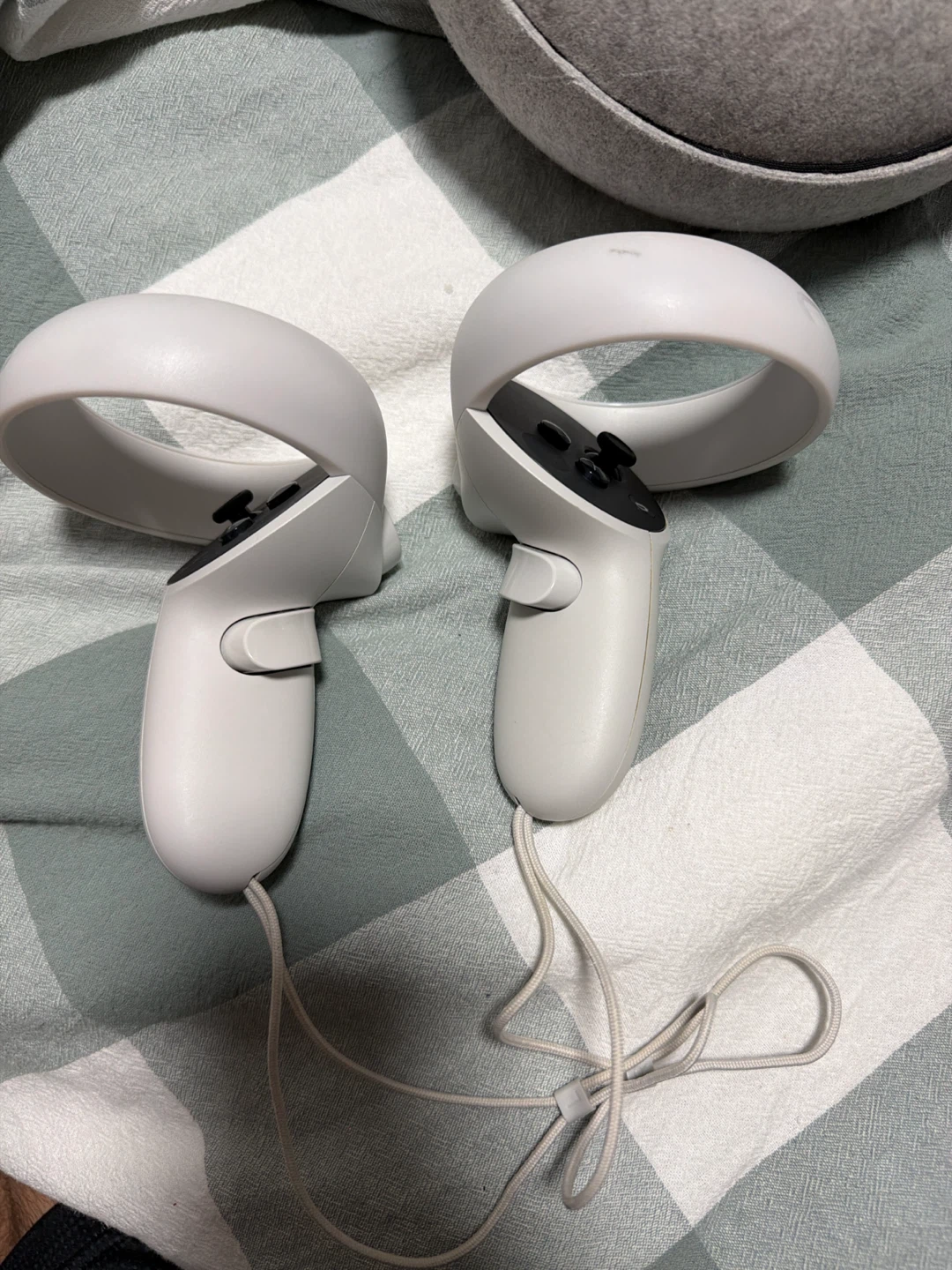 Meta Quest 2 VR Headset + Link Cable & Case - photo 2