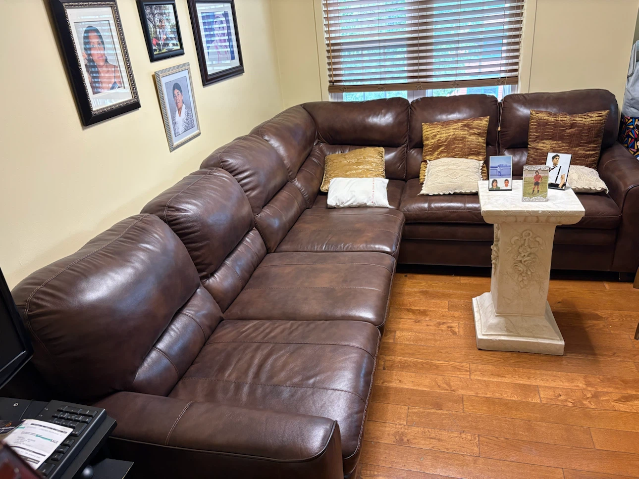 Sofas  de cuero y meza de comedor