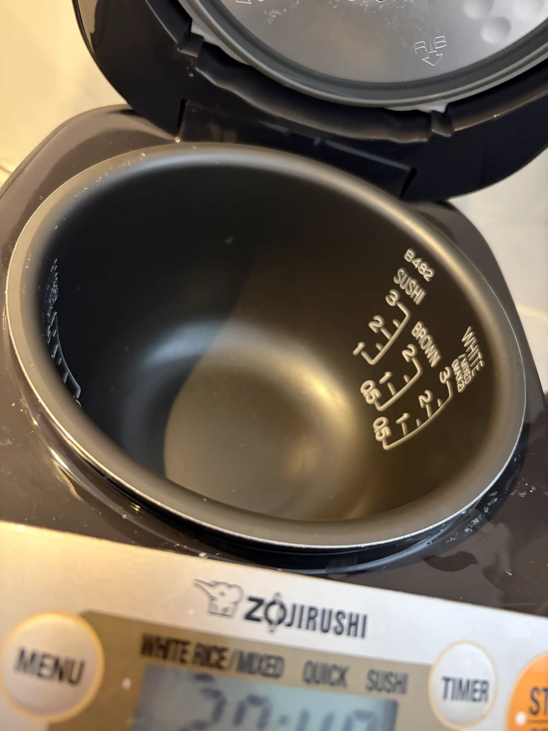 Zojirushi NS-LHC05 Rice Cooker (Pickup from 8/23〜9/4) - photo 2