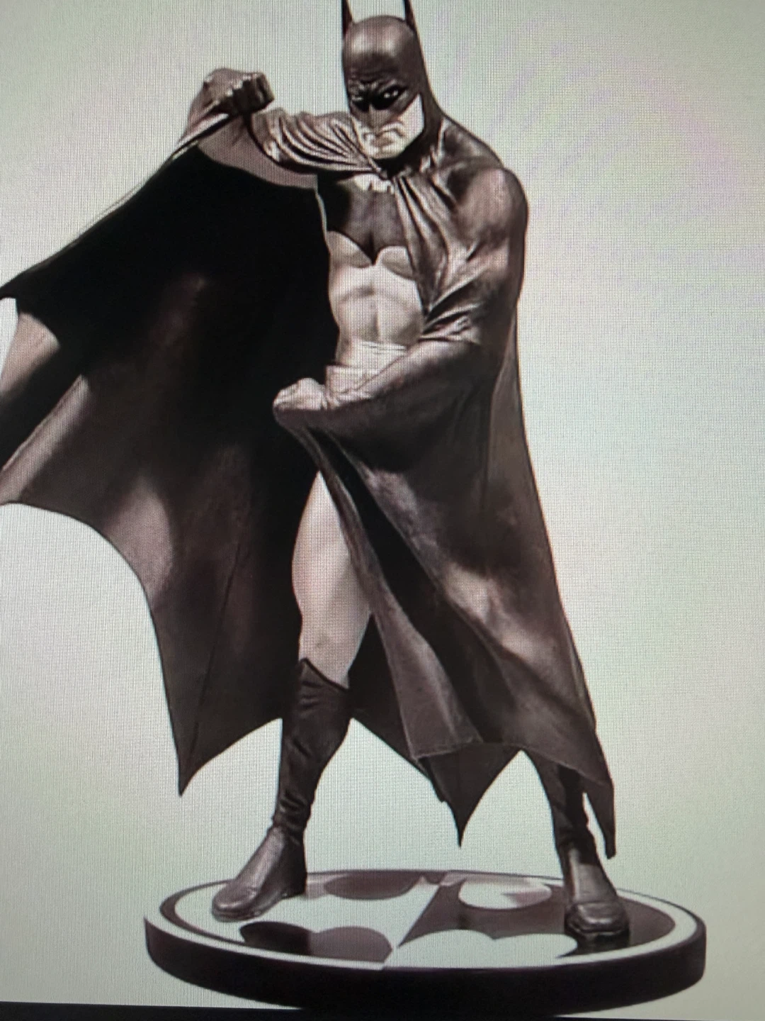 Batman Black and White Statue by Alex Ross - photo 2