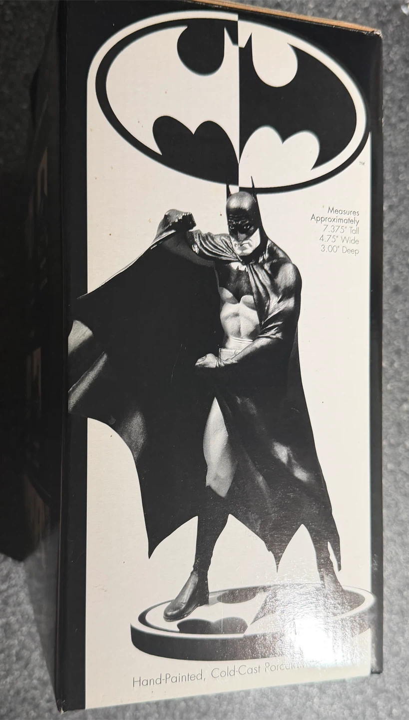 Batman Black and White Statue by Alex Ross - photo 5