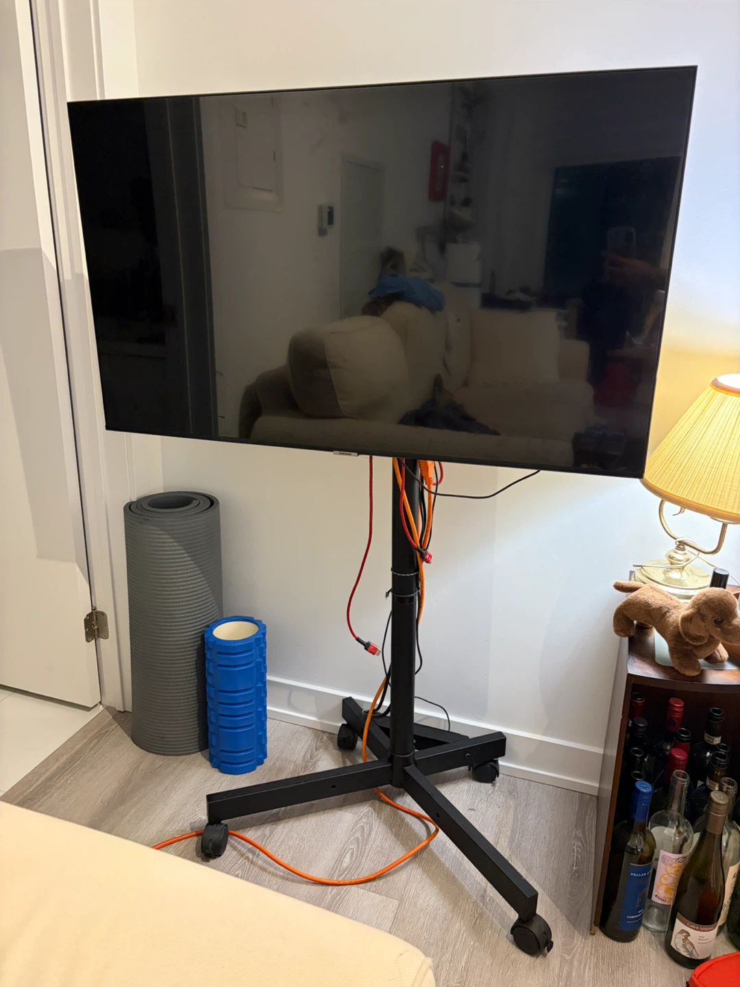 TV with Floor Stand wheeling (Pickup from 8/20〜8/31)