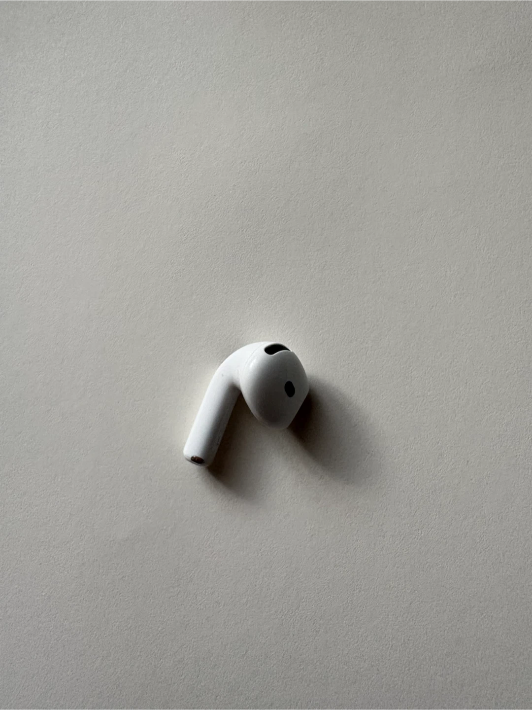 Apple AirPods 4 (Left Earbud) - photo 2