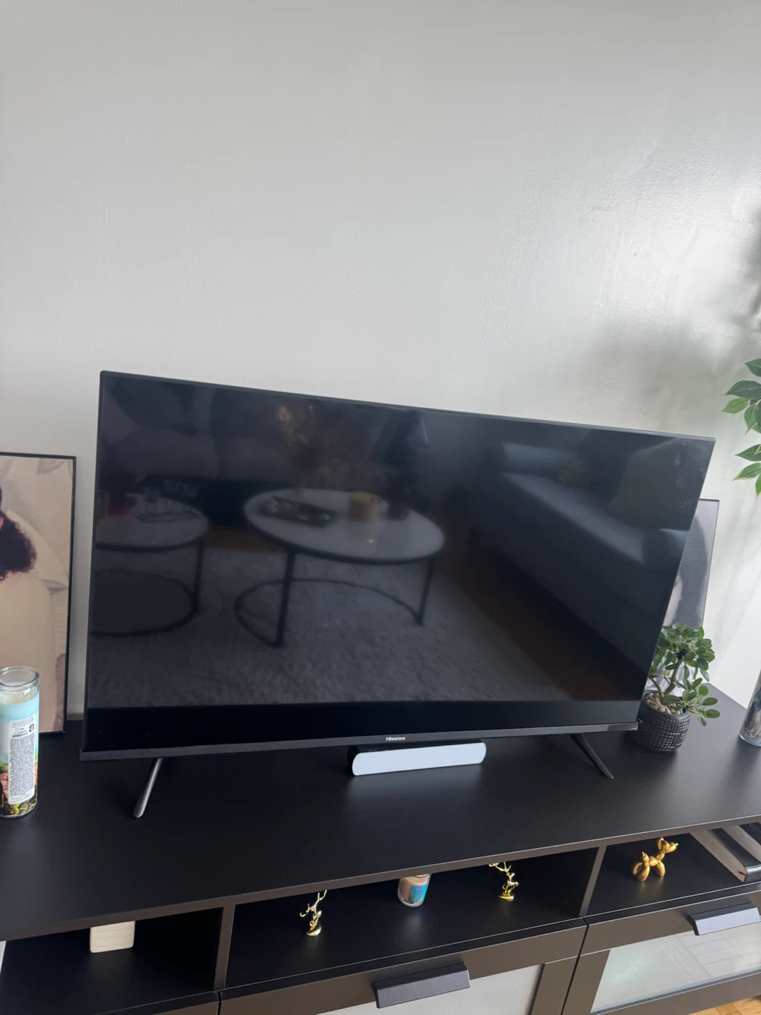 Hisense 43" A4 Series Smart TV plus IKEA Tv stand - photo 2