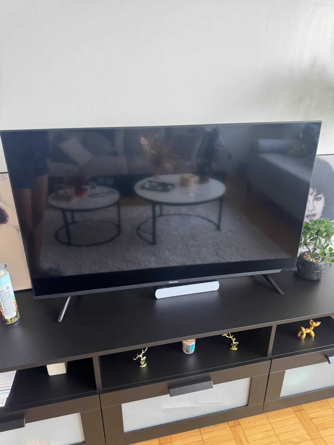 Hisense 43" A4 Series Smart TV plus IKEA Tv stand - photo 3