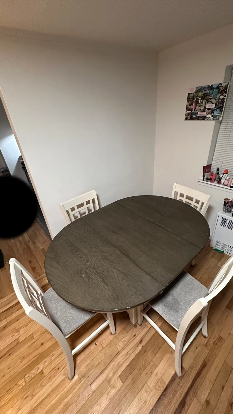 Expandable dining table