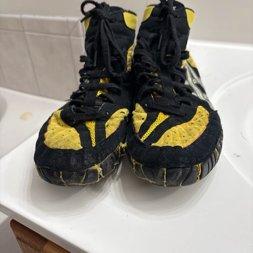 rare asics aggresor 2012 size 9