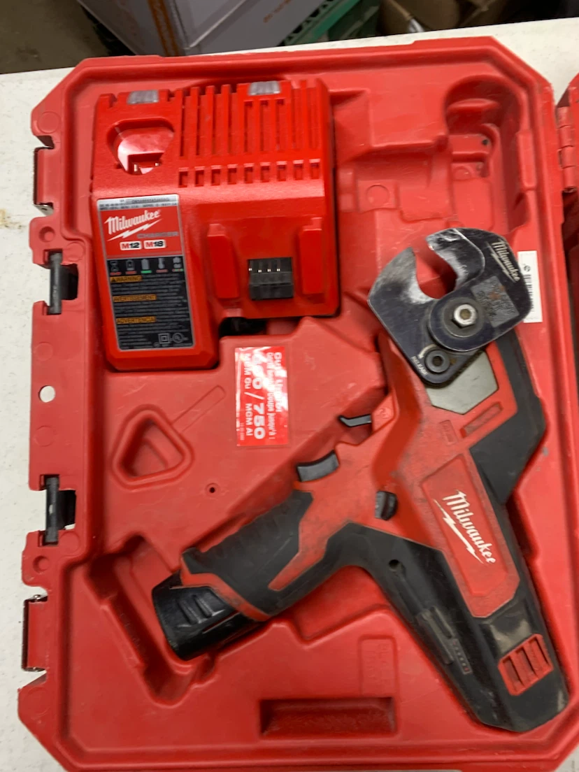 Milwaukee M12 Cordless 750 MCM Cable Cutter Kit