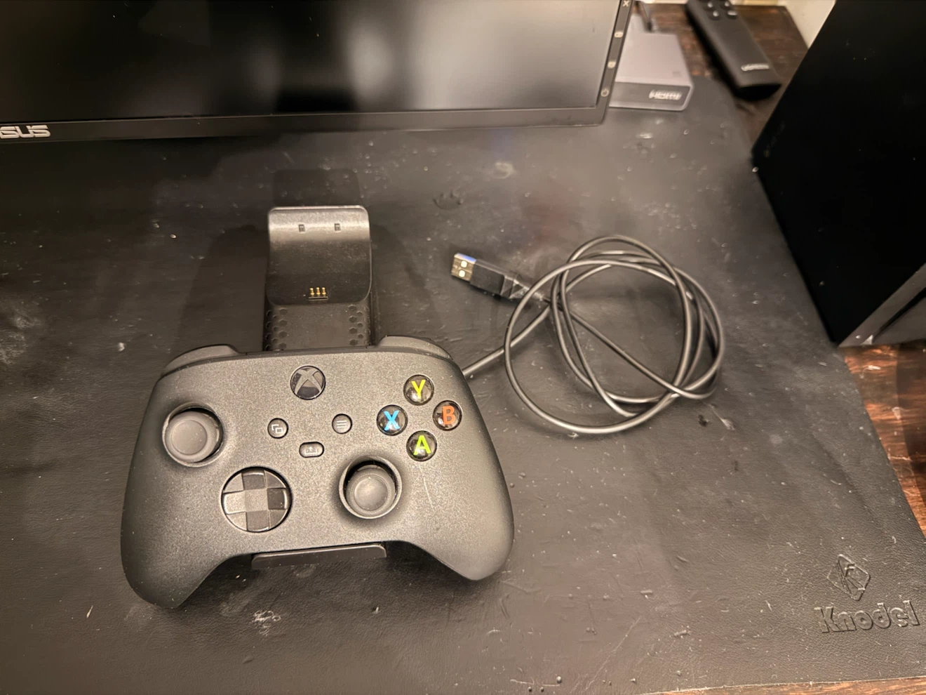 Xbox one series X controller w/th rechargeable battery / dock