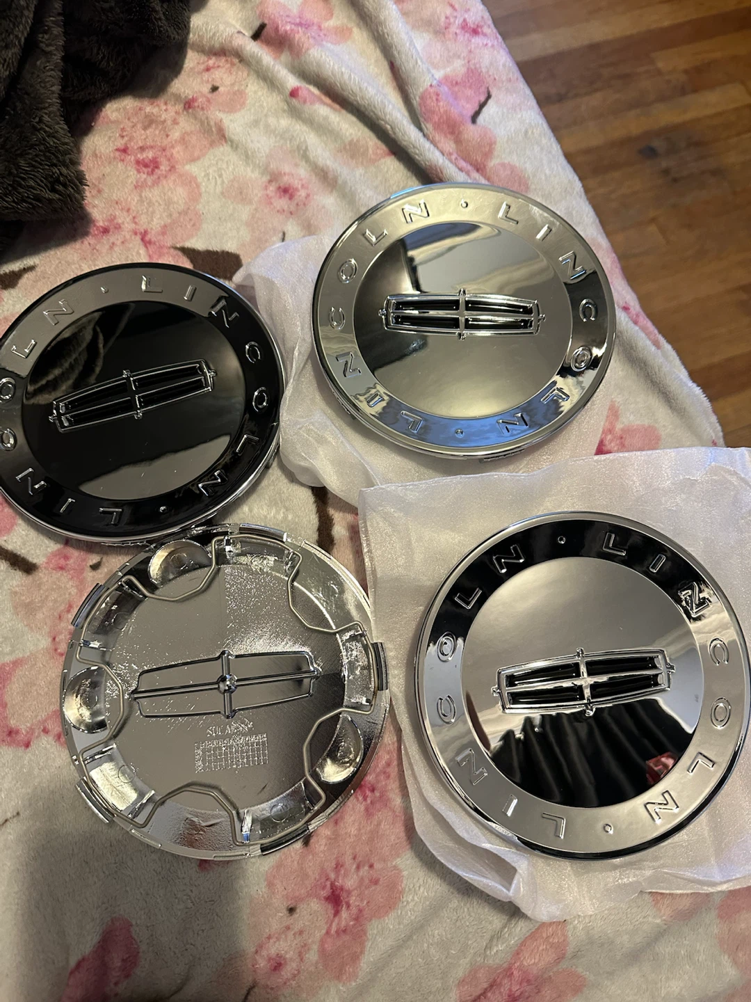 Set of 4 Lincoln Hubcaps/Wheel Covers - photo 2