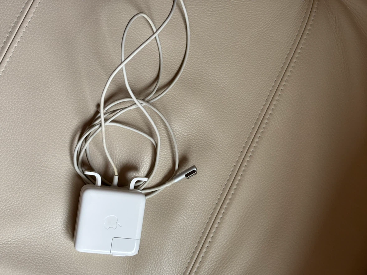 Apple 45W MagSafe Power Adapter - photo 3