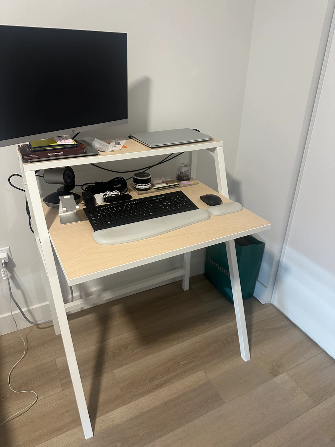 Desk - photo 2
