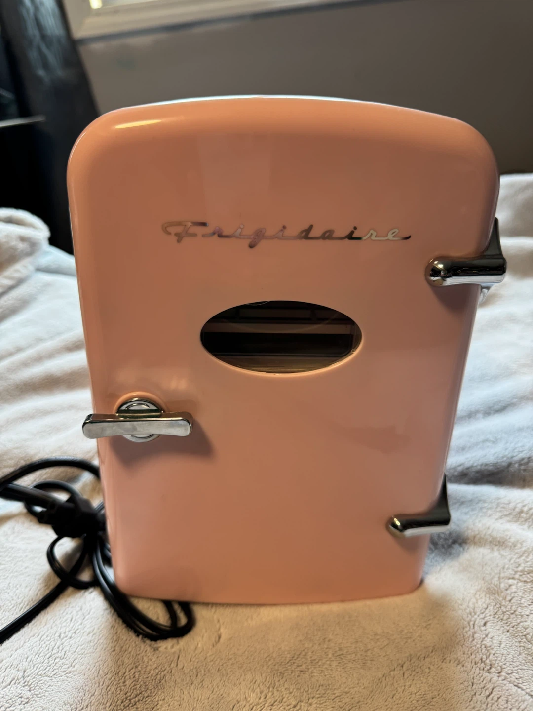 Frigidaire 4L Mini Fridge - Leather Pink - photo 2