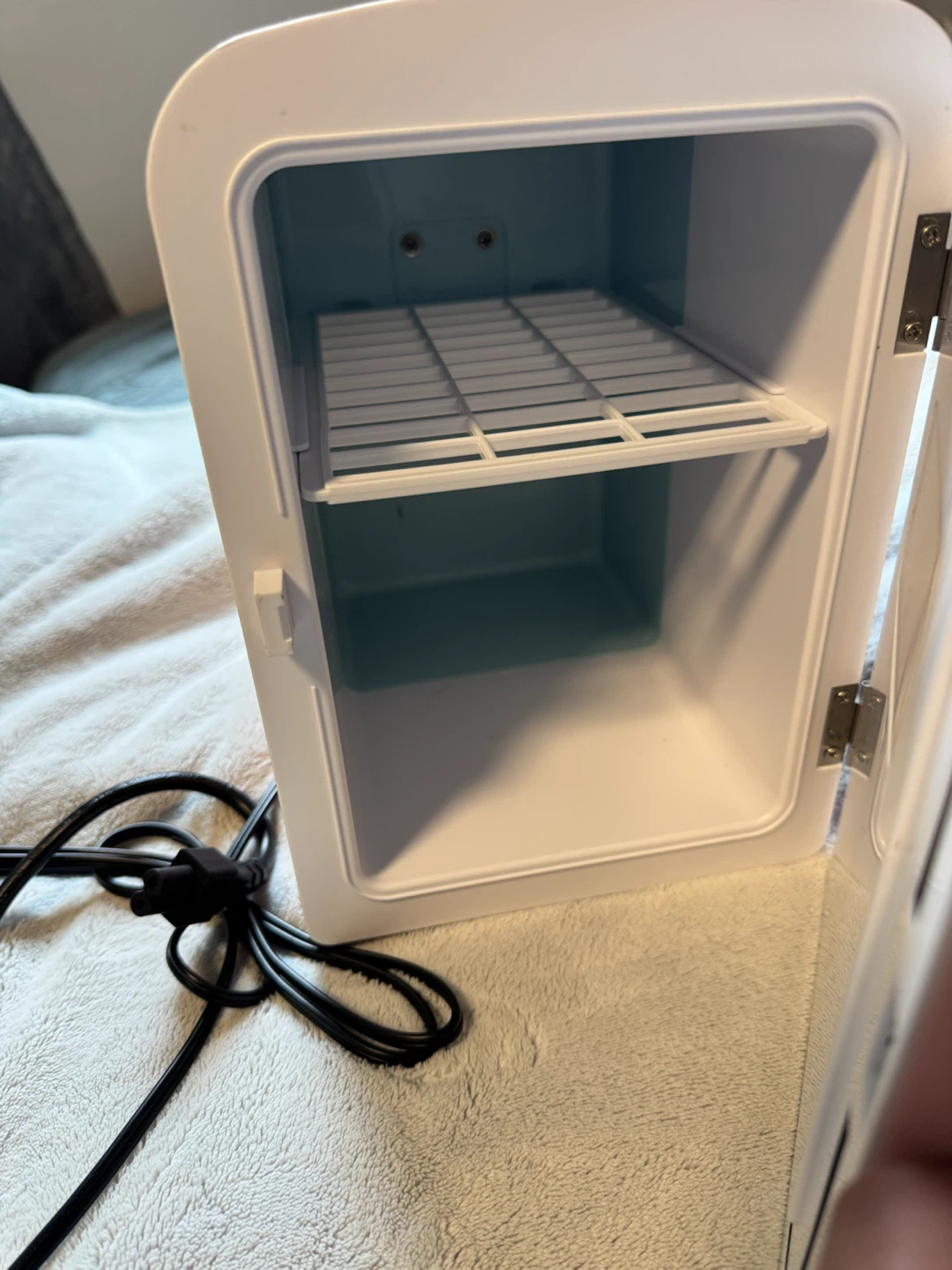 Frigidaire 4L Mini Fridge - Leather Pink - photo 3