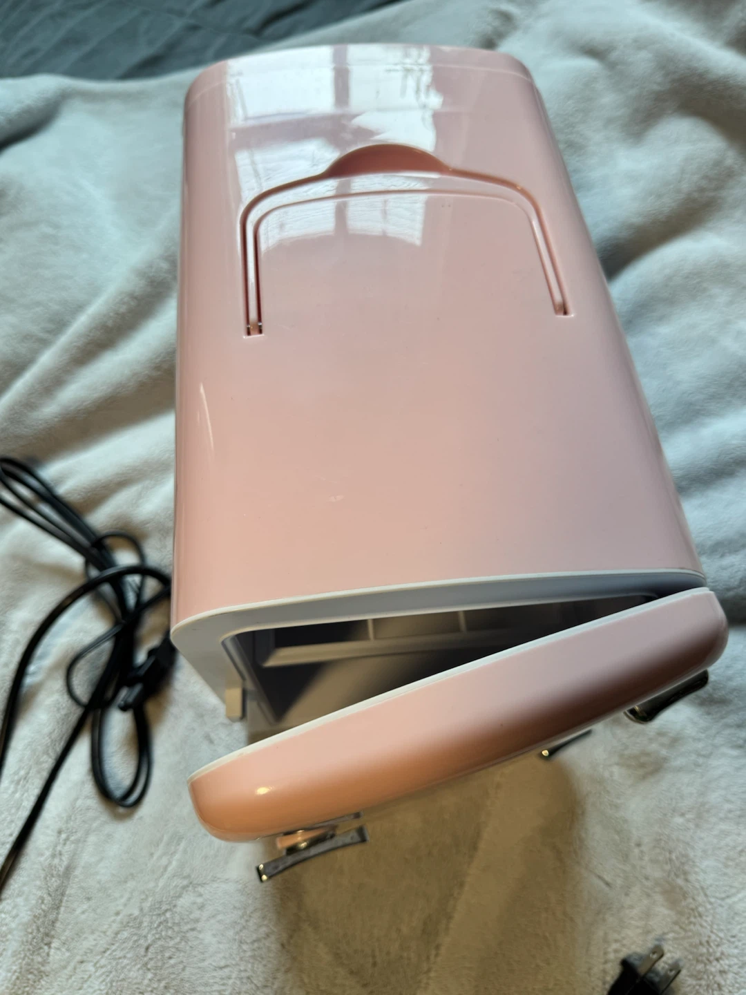 Frigidaire 4L Mini Fridge - Leather Pink - photo 4