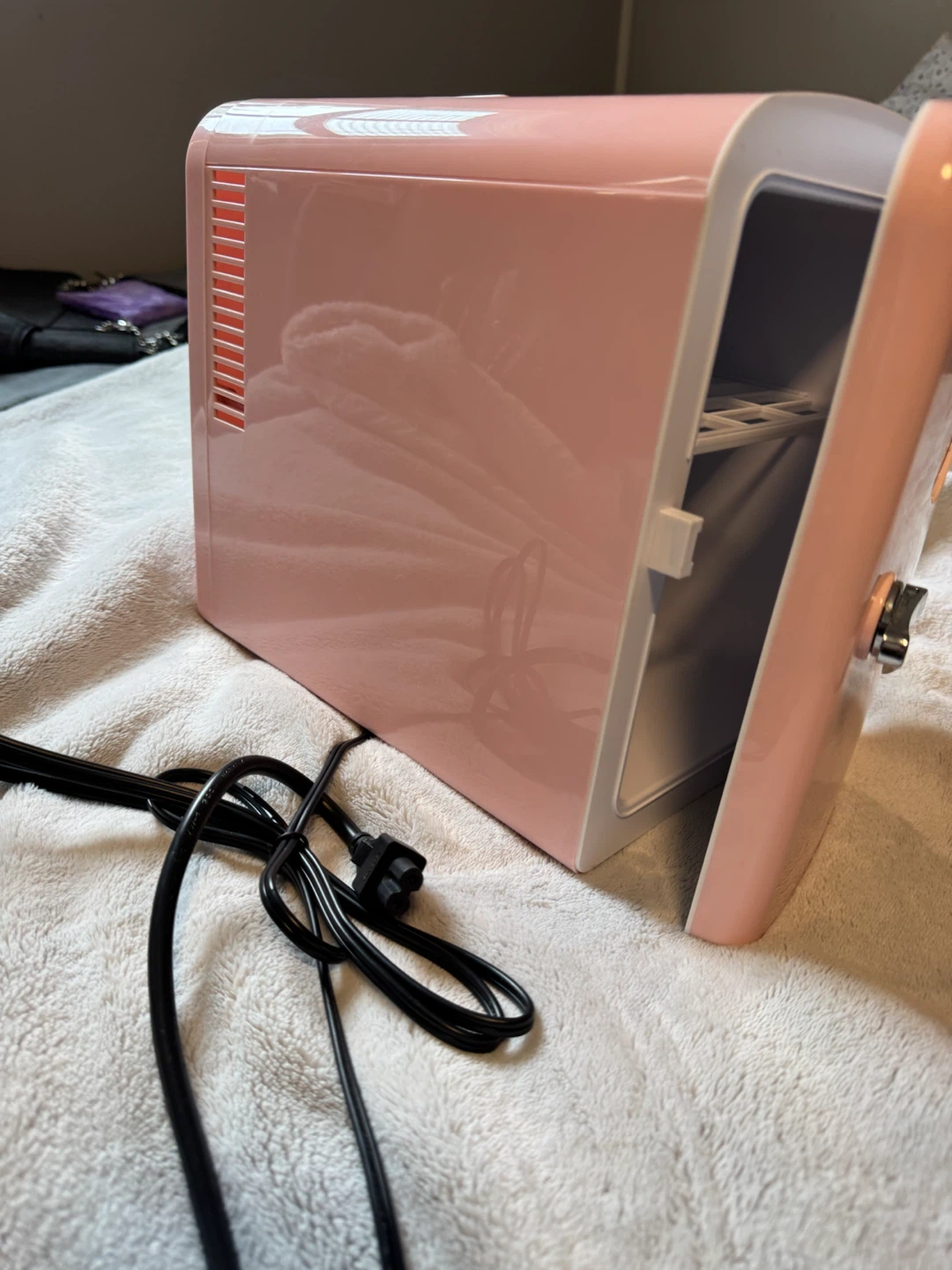 Frigidaire 4L Mini Fridge - Leather Pink - photo 5