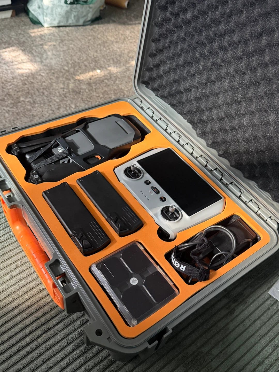 DJI Mavic 3 Classic Drone with RC Controller and Accessories - photo 3