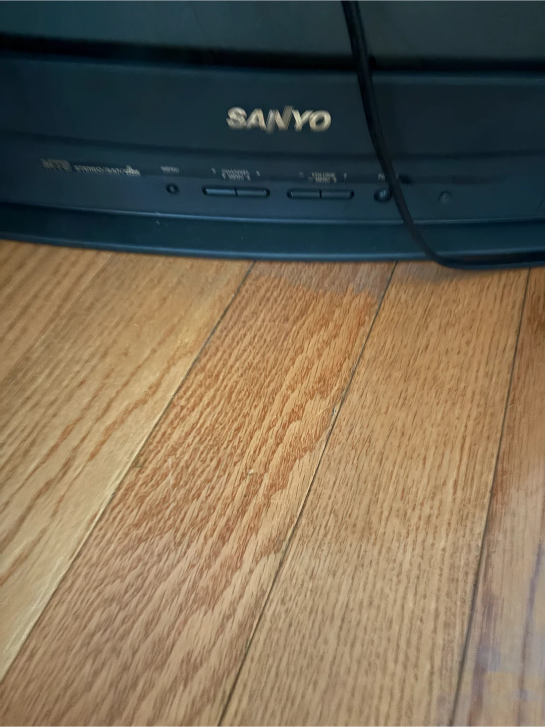 Sanyo 27” CRT Television with Remote - photo 2
