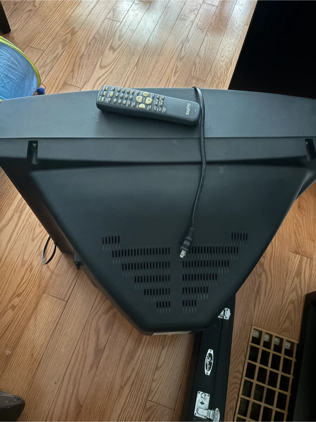 Sanyo 27” CRT Television with Remote - photo 4