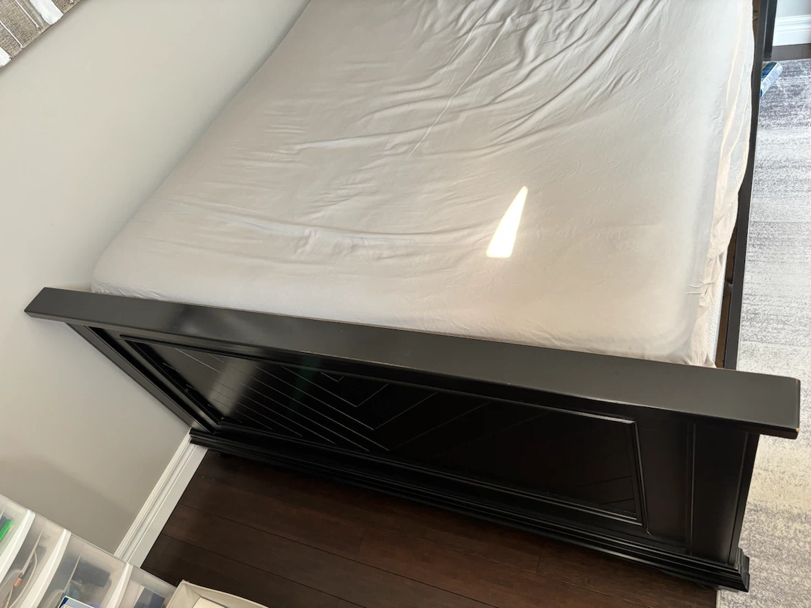 Full/Double bed (mattress + box spring) and night table - photo 3