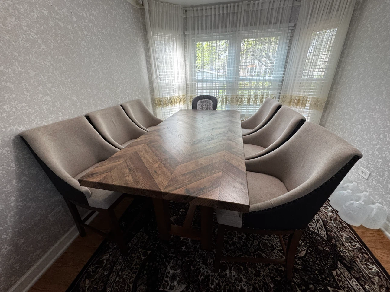 Very nice wooden table with six chairs. - photo 2