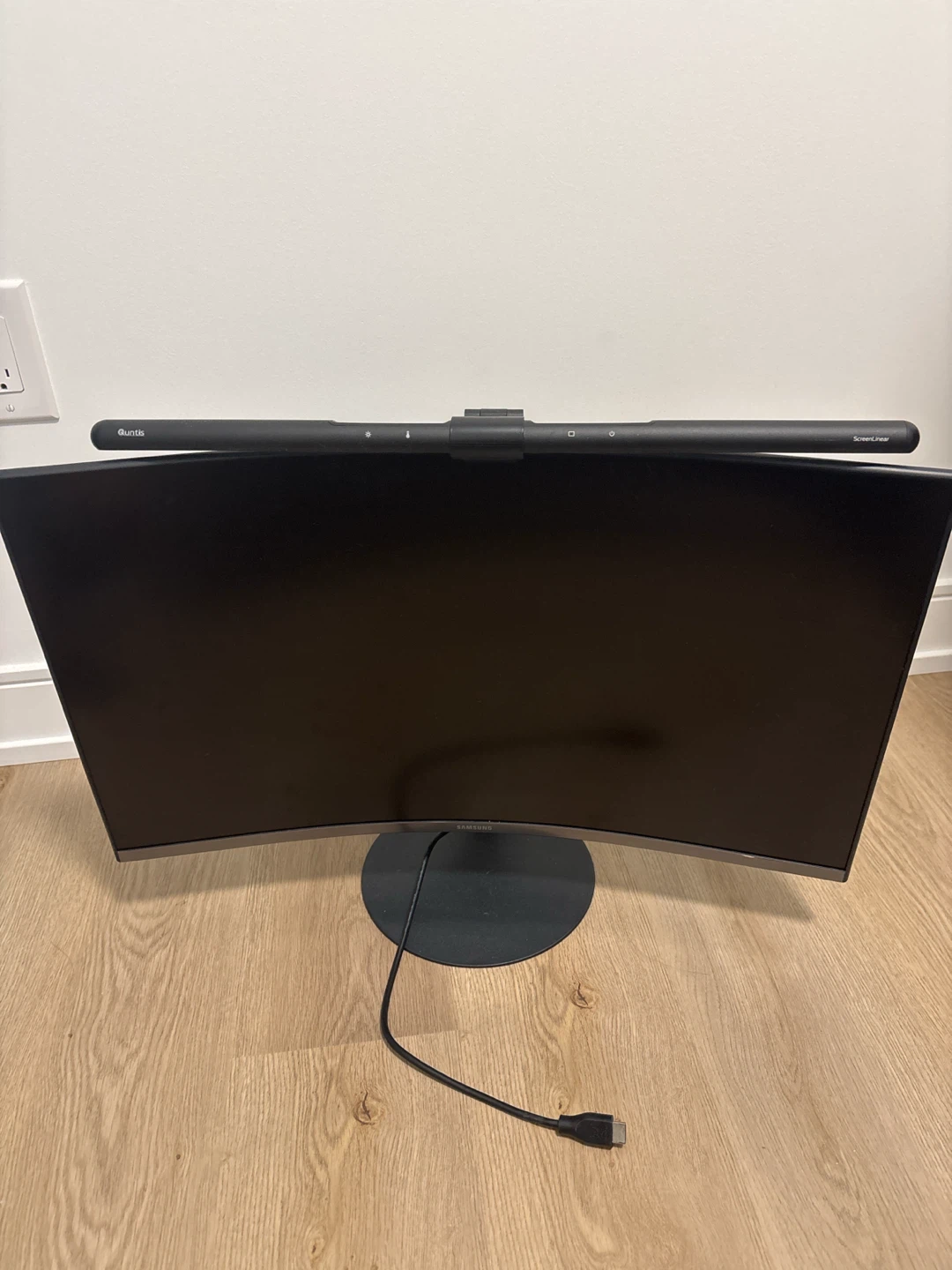 Quntis Screenbar Lamp & Samsung Curved Monitor