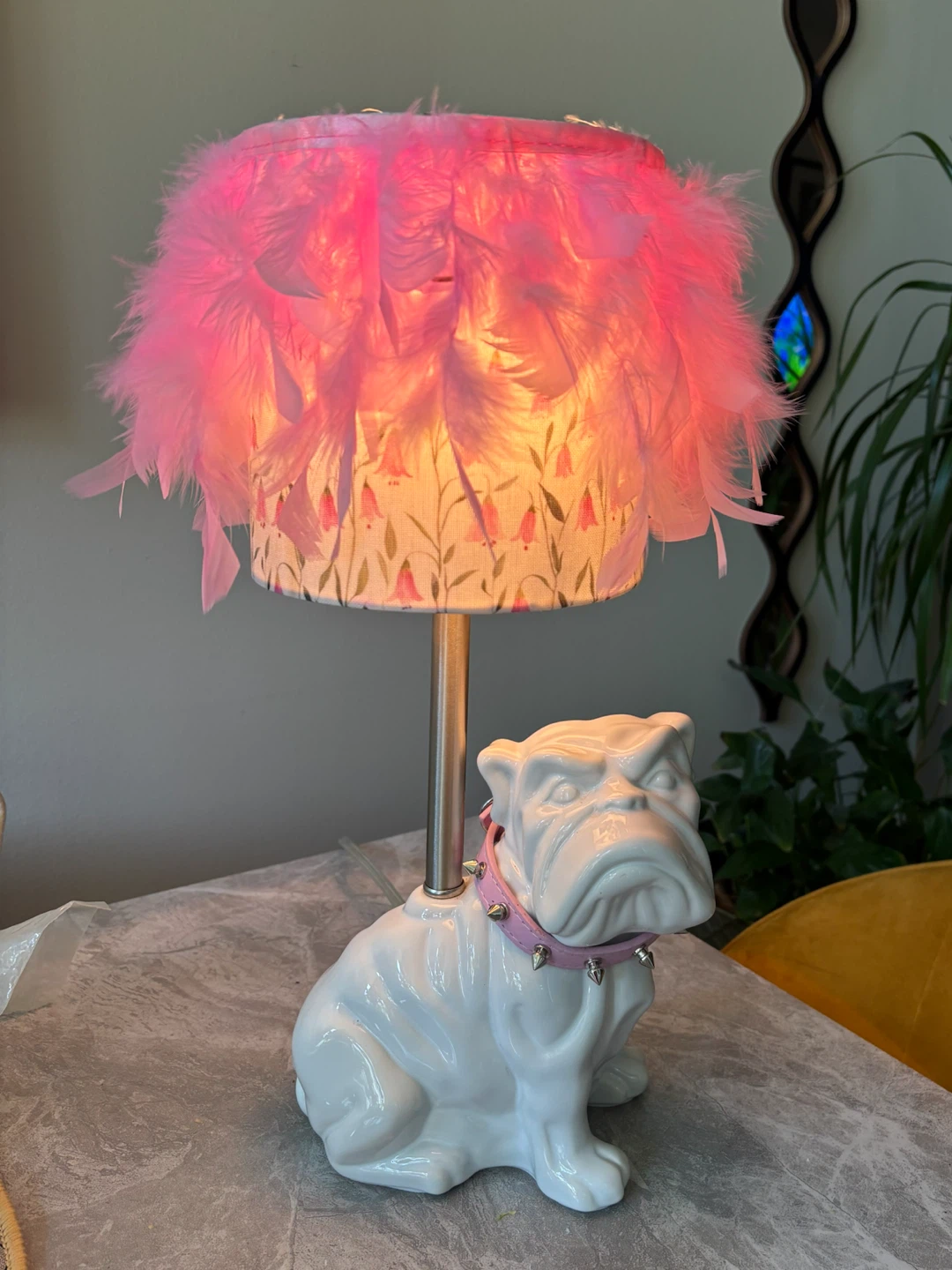 Kitchy pink and white Grumpy Bulldog lamp - photo 2