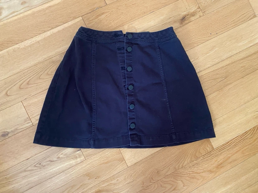 H&M Divided black button-front denim skirt