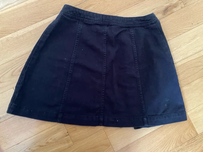 H&M Divided black button-front denim skirt - photo 2