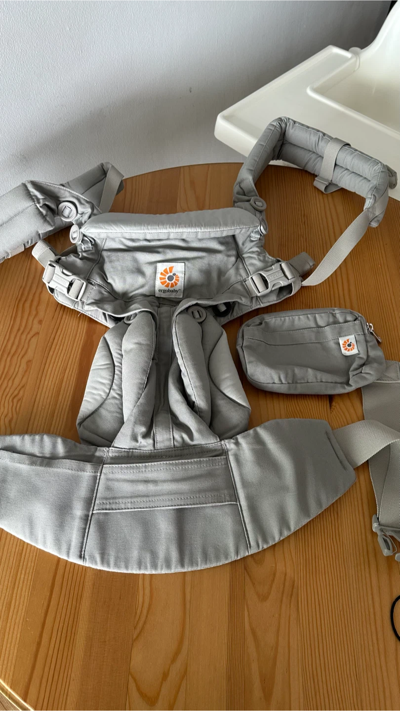 Ergobaby Baby Carrier with Pouch - Grey