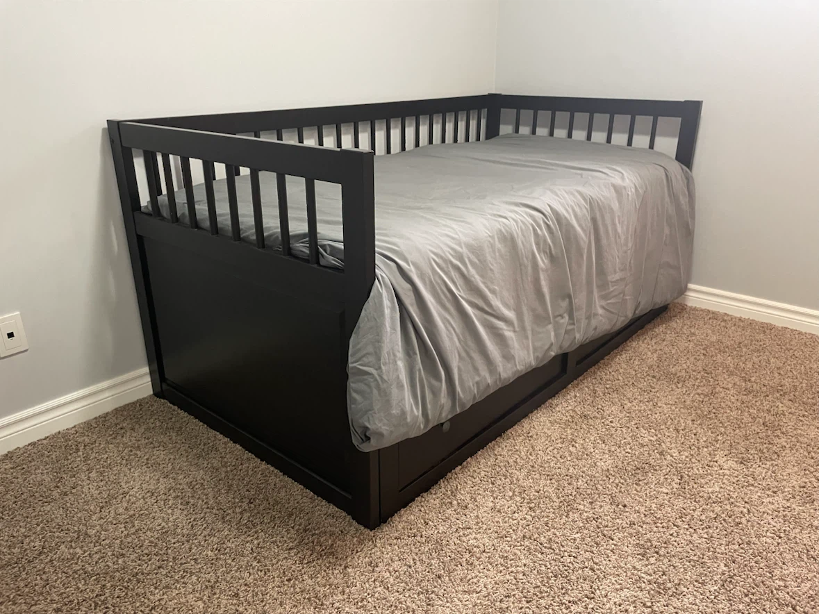 Black trundle bed