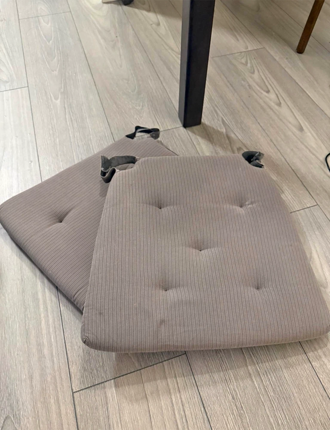Set of 4 IKEA ADDE Chairs with 2 Cushions (free) - photo 2