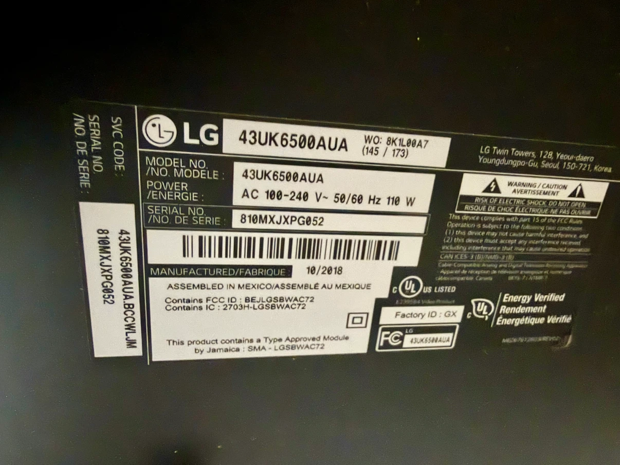 LG smart 43-inch TV with TV table - photo 3