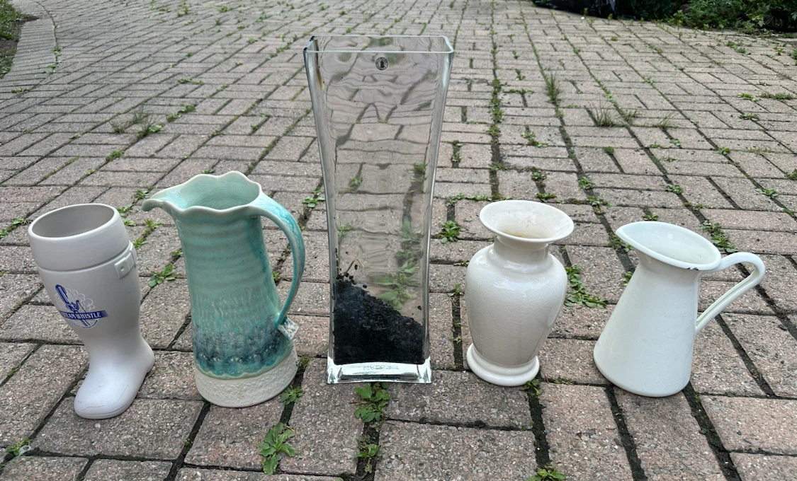 Mixed lot of ceramic and glass vases and pitchers - photo 2