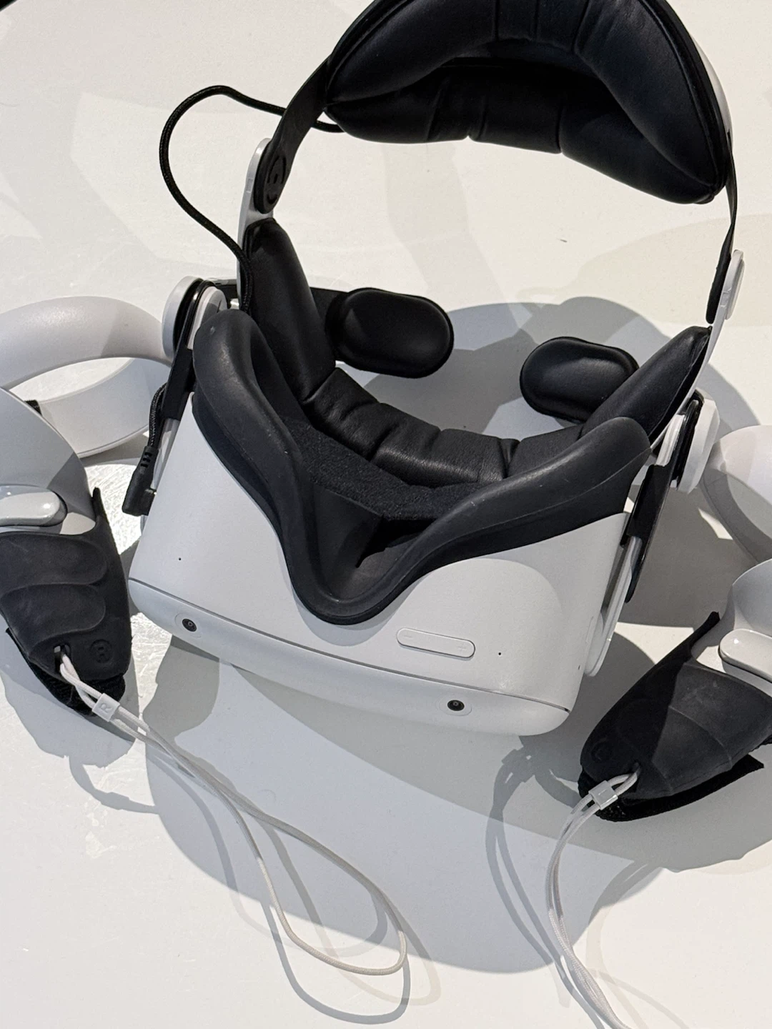 Meta Quest Oculus 2 VR Headset with Controllers - photo 3