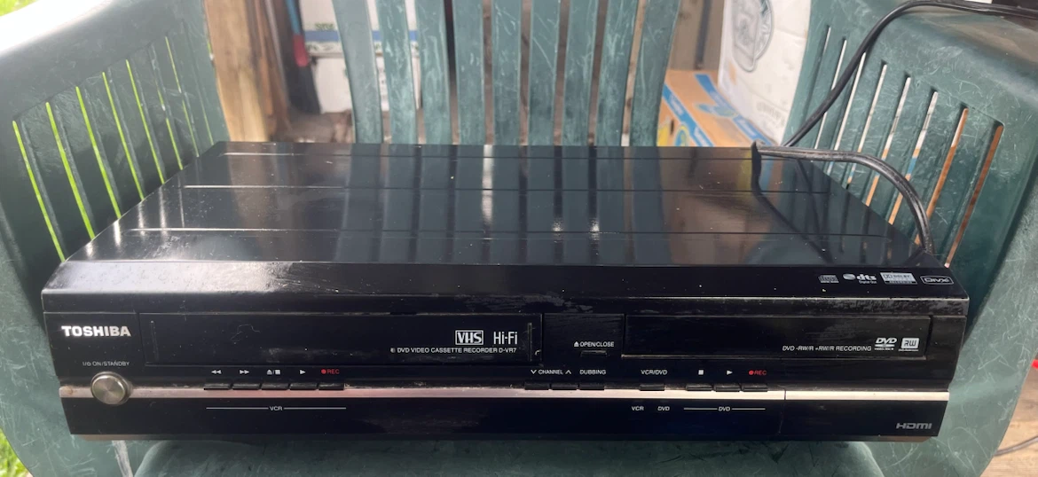 Toshiba VHS Hi-Fi DVD Video Cassette Recorder DVR-620