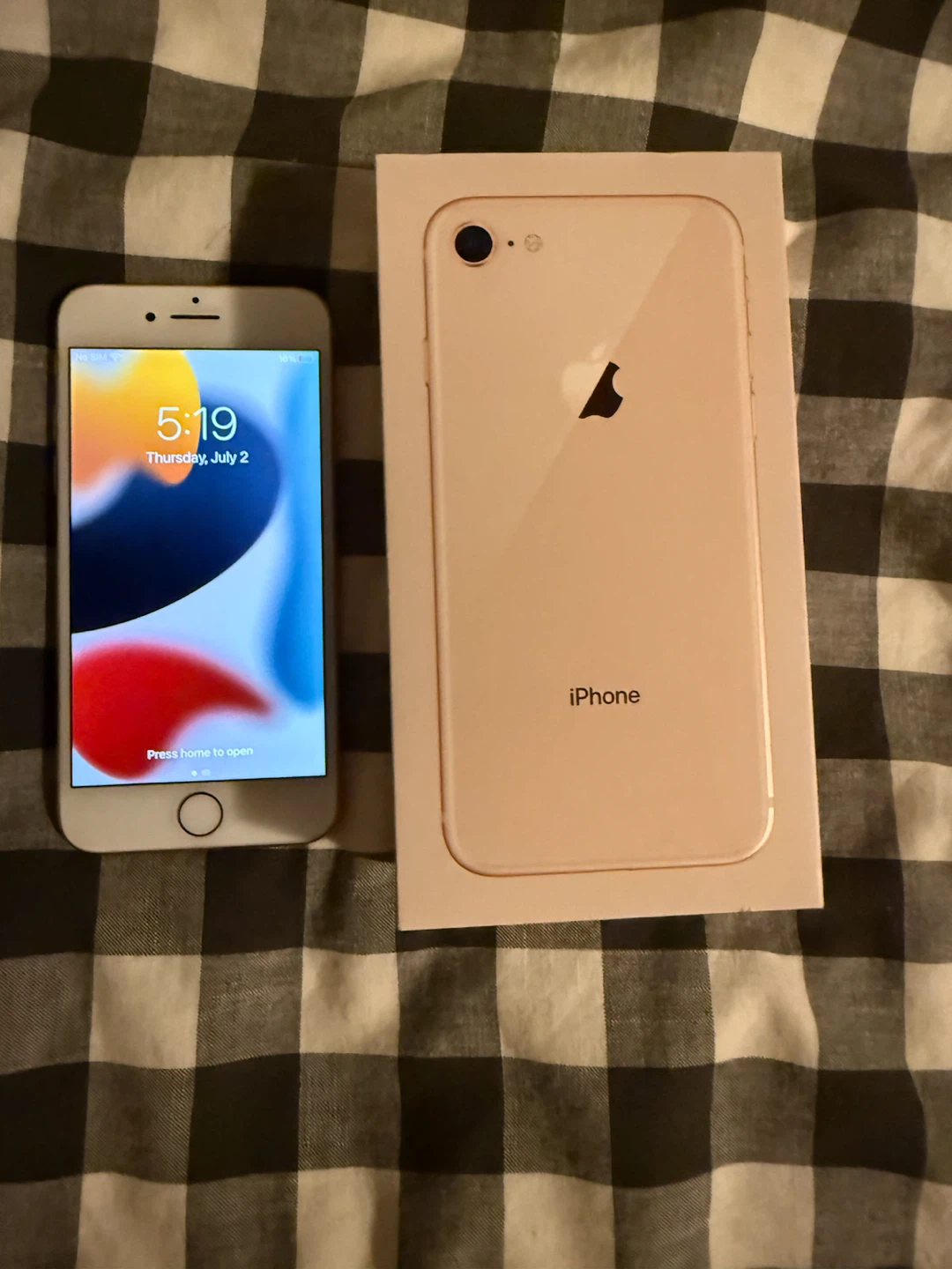 iPhone 8 - photo 3