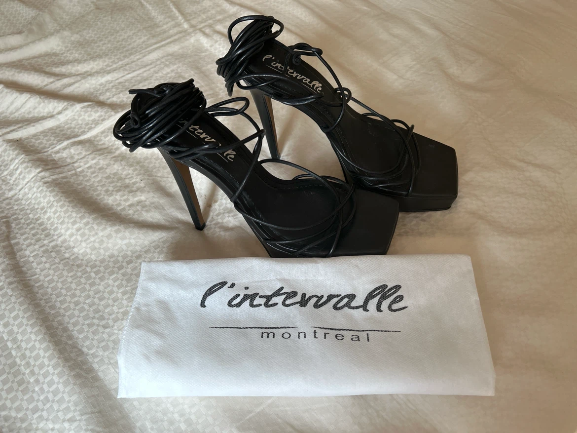 L'intervalle Black Strappy Square Toe Heels - photo 2