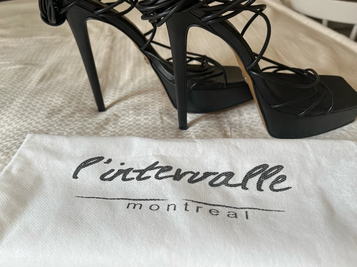 L'intervalle Black Strappy Square Toe Heels - photo 3