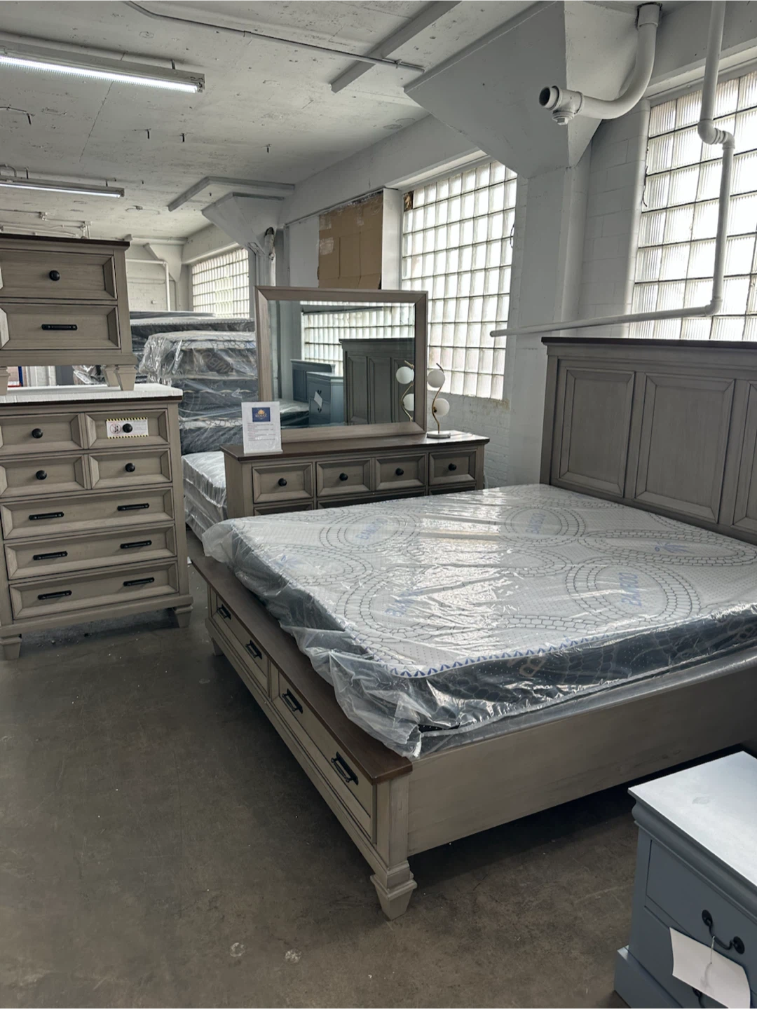 4 piece queen set bed frame mirror dresser & nightstand